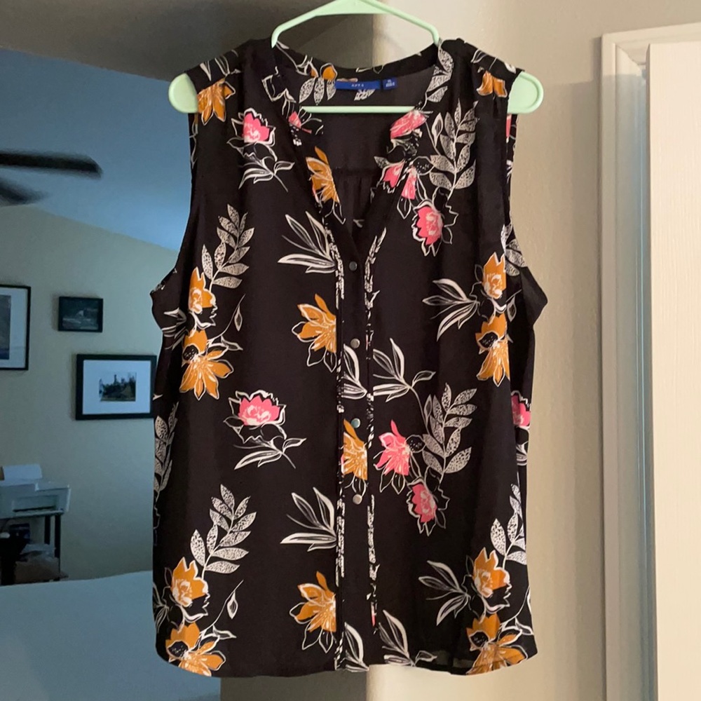 👚 2/$20 Women’s XL light weight tank Black and floral